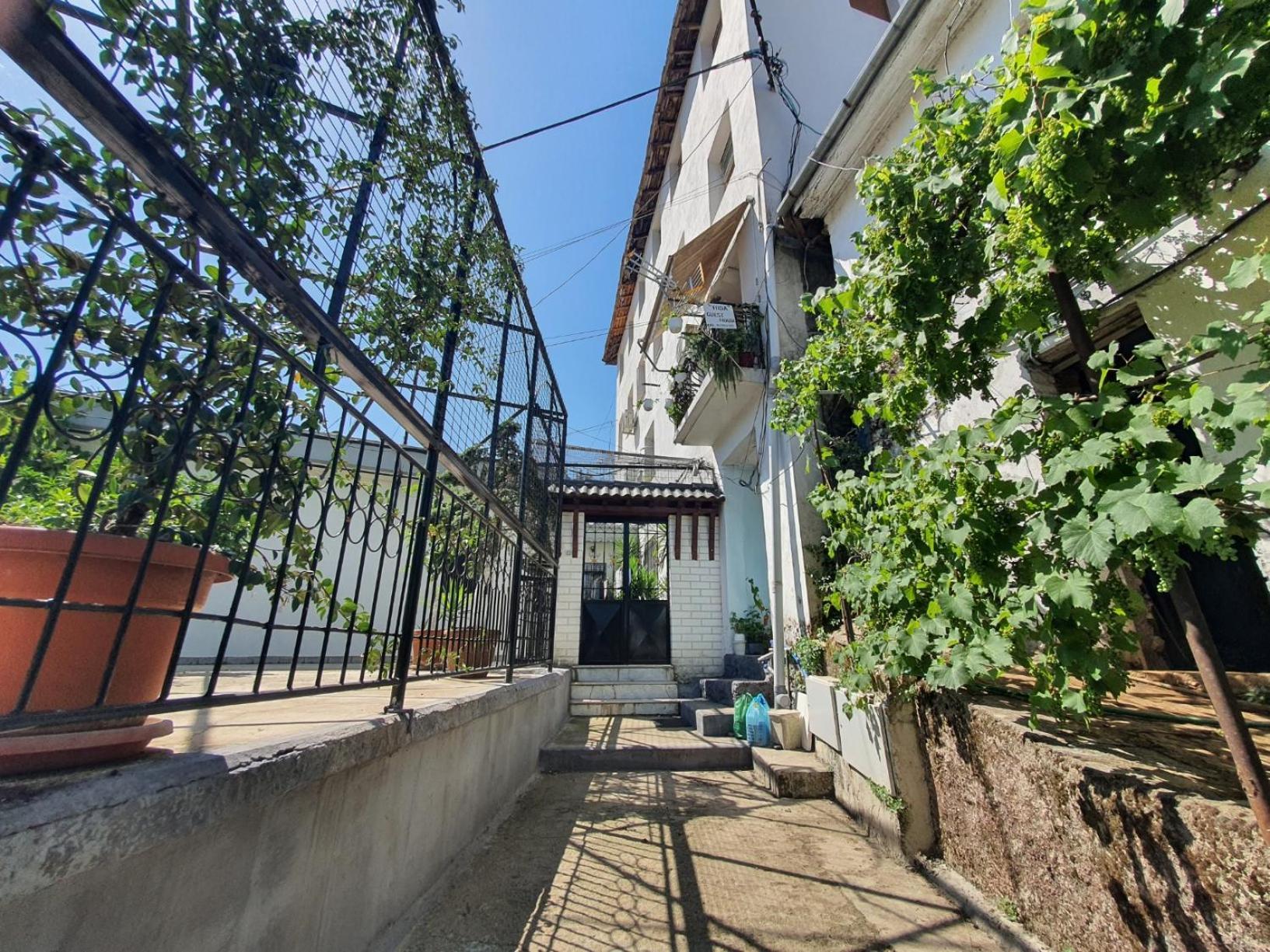 Hida Guest House Gjirokastër Exteriör bild